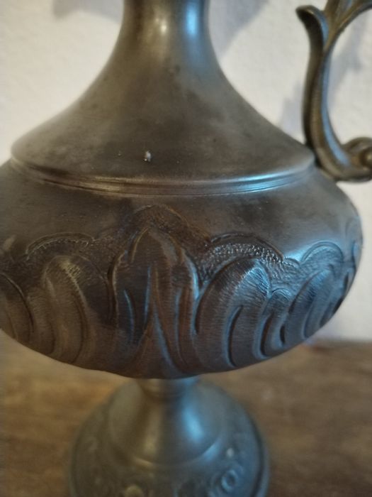 Jarro em estanho com pega trabalhada