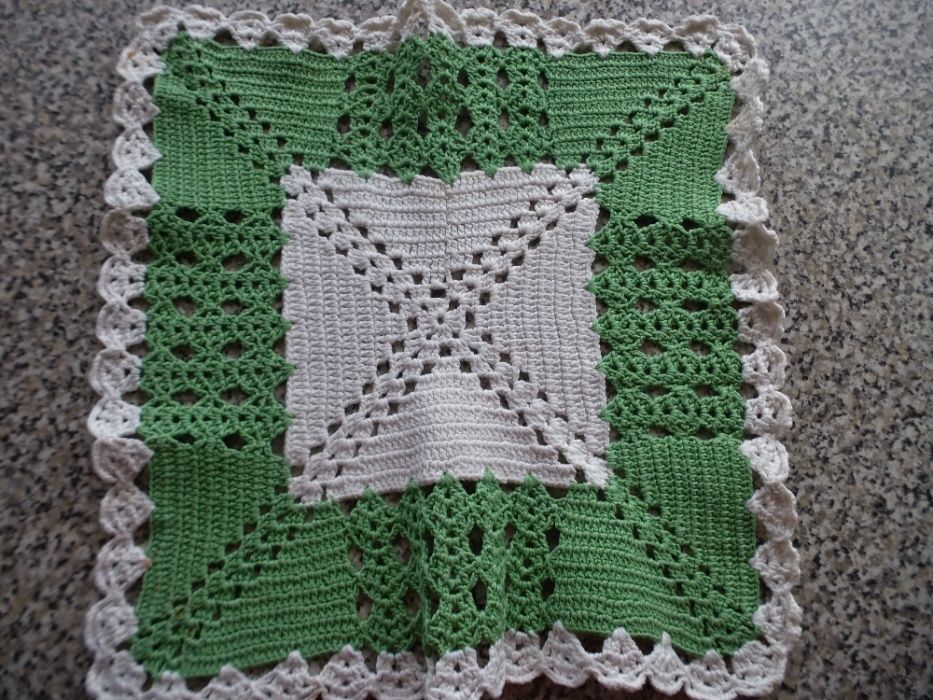 4 naprons quadrados feitos à mão.