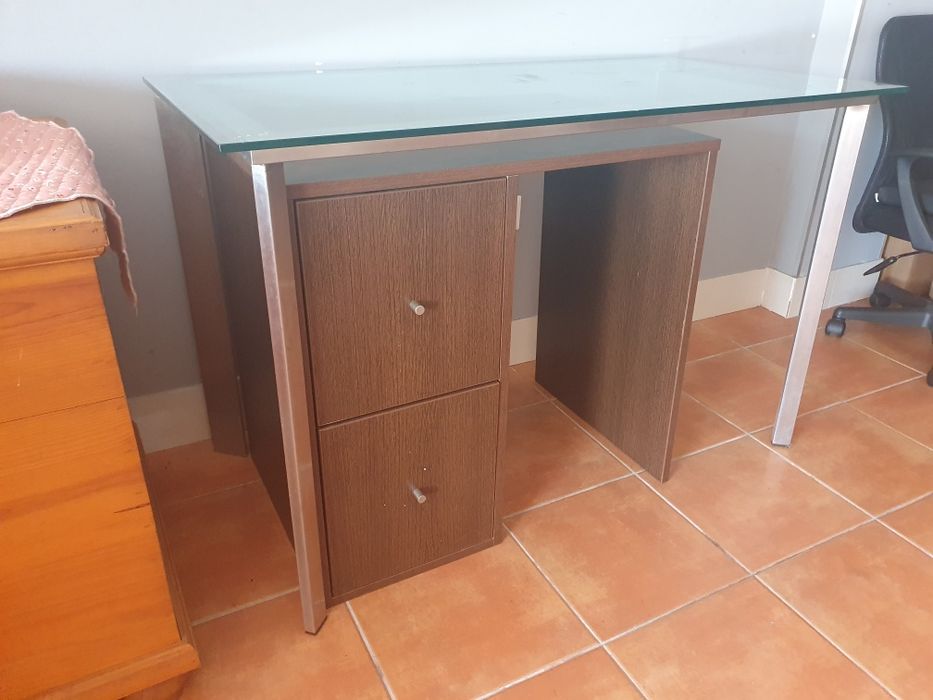 Mesa de vidro com estrutura em inox