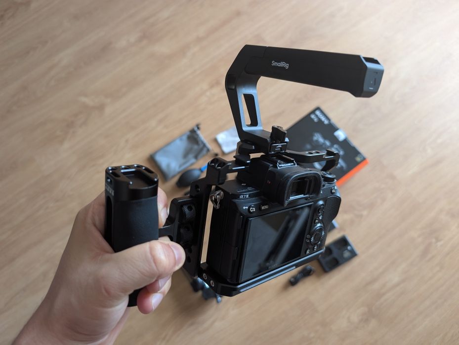 Sony A7iii + Baterias+ tripé+ kit limpeza