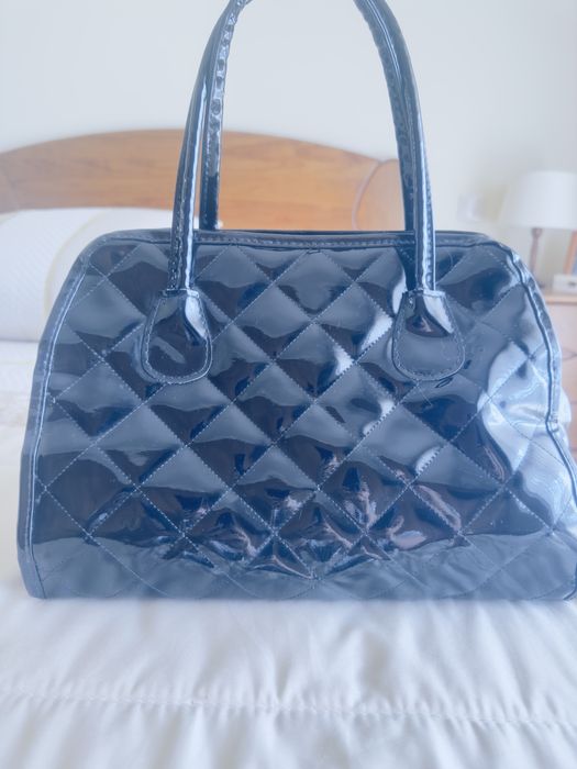 Mala de verniz, em preto