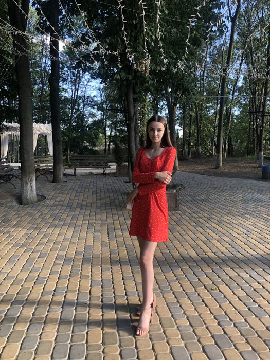 Червона сукня в квітковий принт