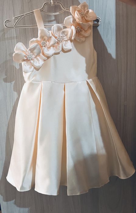 Дитяче плаття молочного кольору