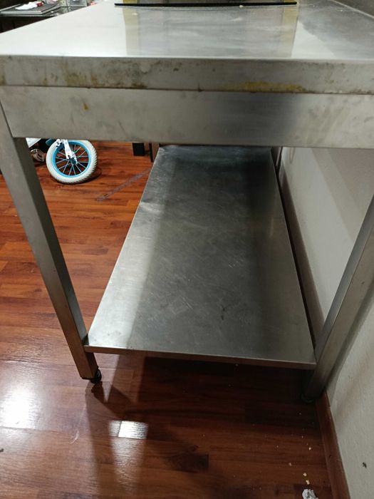 Bancada de cozinha com fogão elétrico
