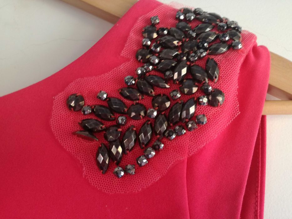 Vestido rosa com aplicações nos ombros Tam.S Zara