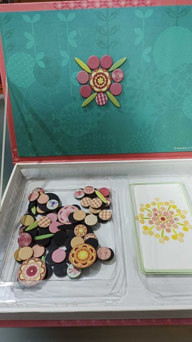 Caixa com peças magnéticas