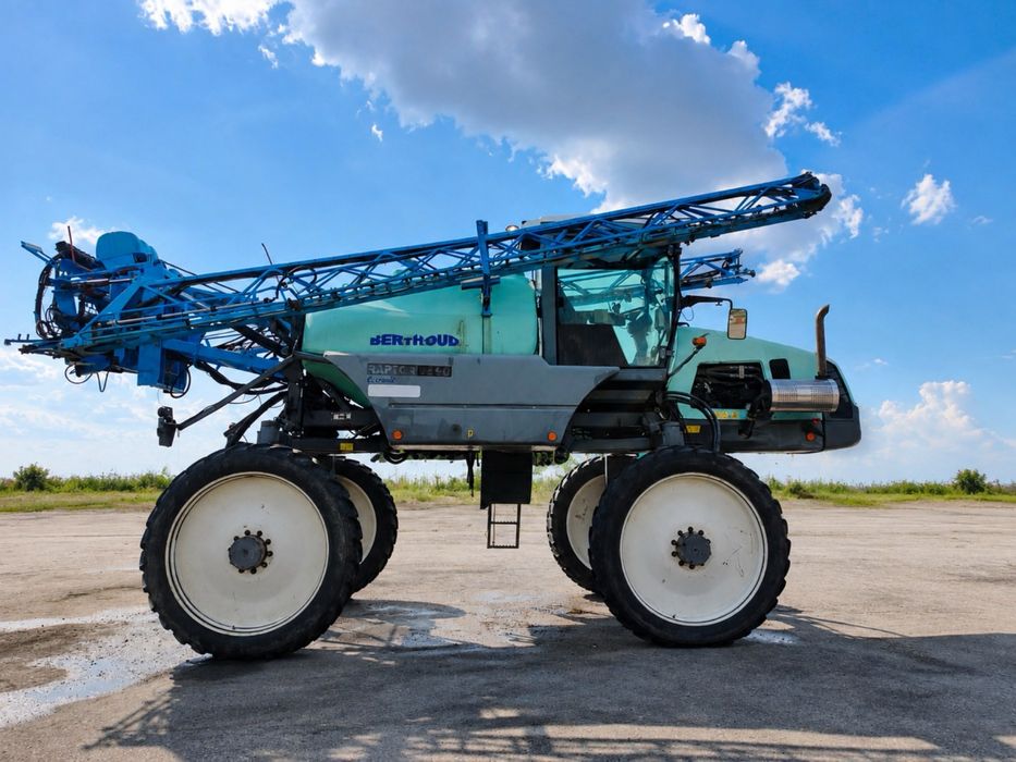 Самохідний обприскувач BERTHOUD RAPTOR 3240.
