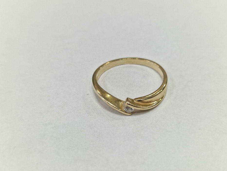 Złoty pierścionek/ 585/ 2.24 gram/ R15/ DIA 0.03 CT/ nowoczesny
