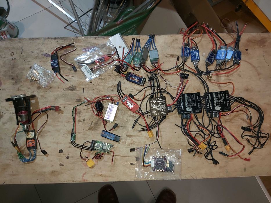 Zbiór regulatorów ESC i BEC jak na zdjęciu.