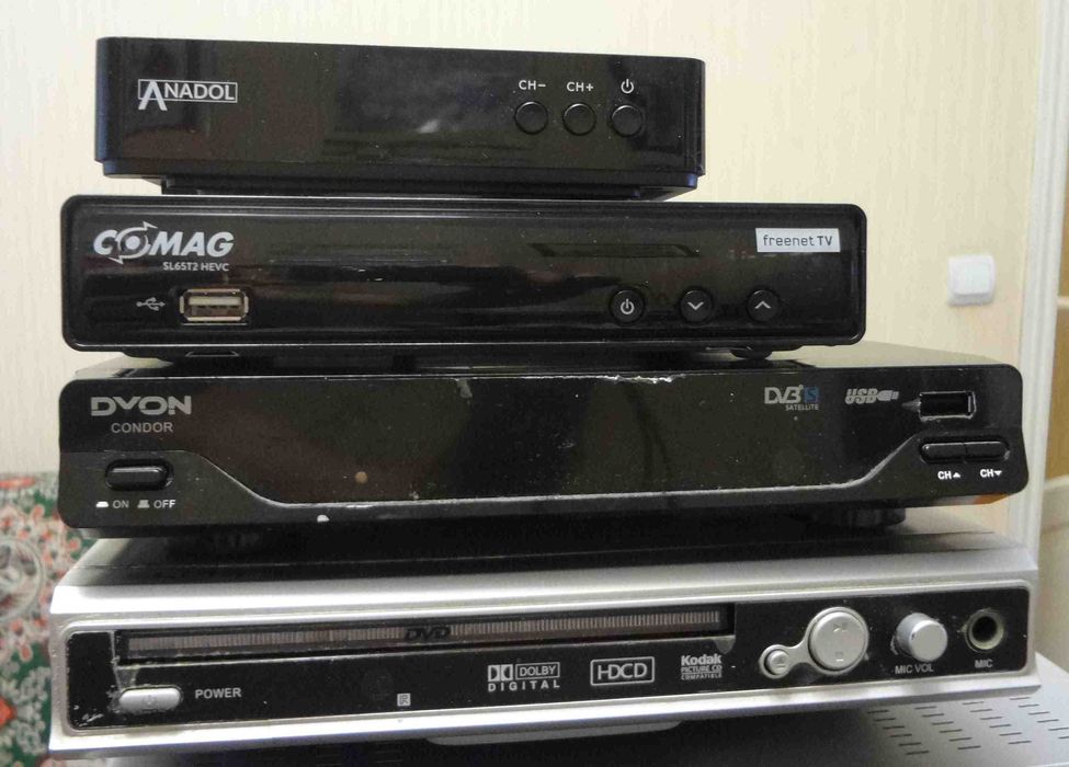 Спутниковые ресиверы, тюнера, DVD, 8 штук