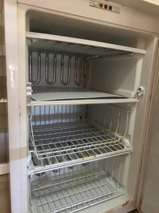 Congelador Vertical BEKO – A funcionar (Ideal para Garagem ou Peças)