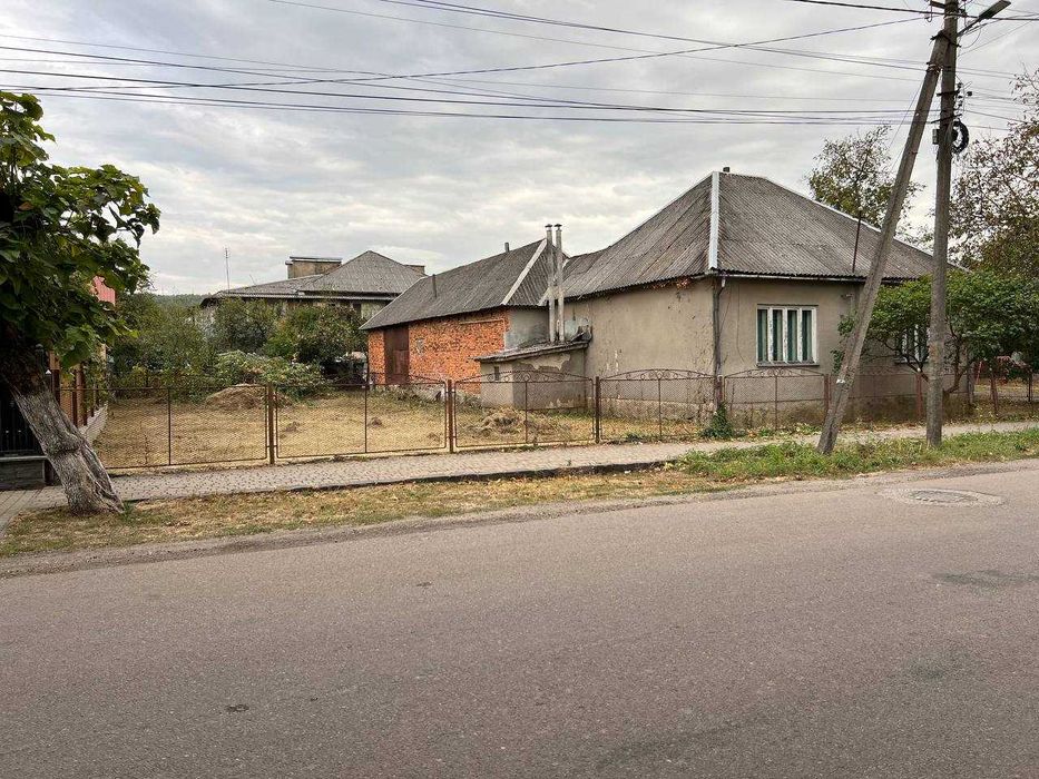 Продається будинок і земельна ділянка біля лікарні