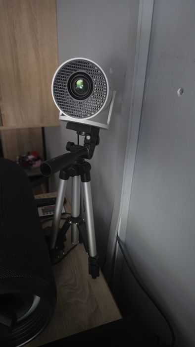 Nowy projektor z stojakiem