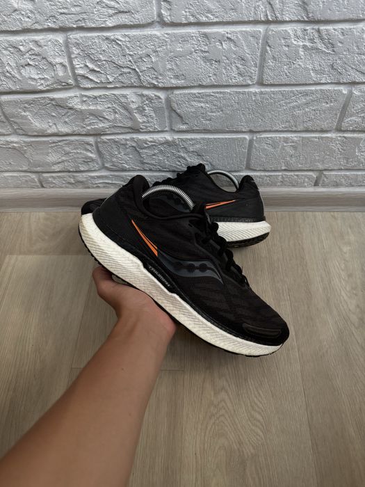 82年製·ビンテージ!TRITMPH “TRITMPH ON TOUR”黒　S saucony triumph - купити чоловіче взуття - Ціна на OLX.ua