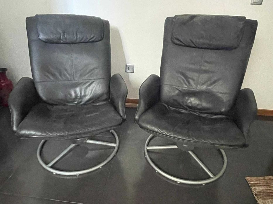 Conjunto de 2 poltronas em pele, rotativas e reclináveis