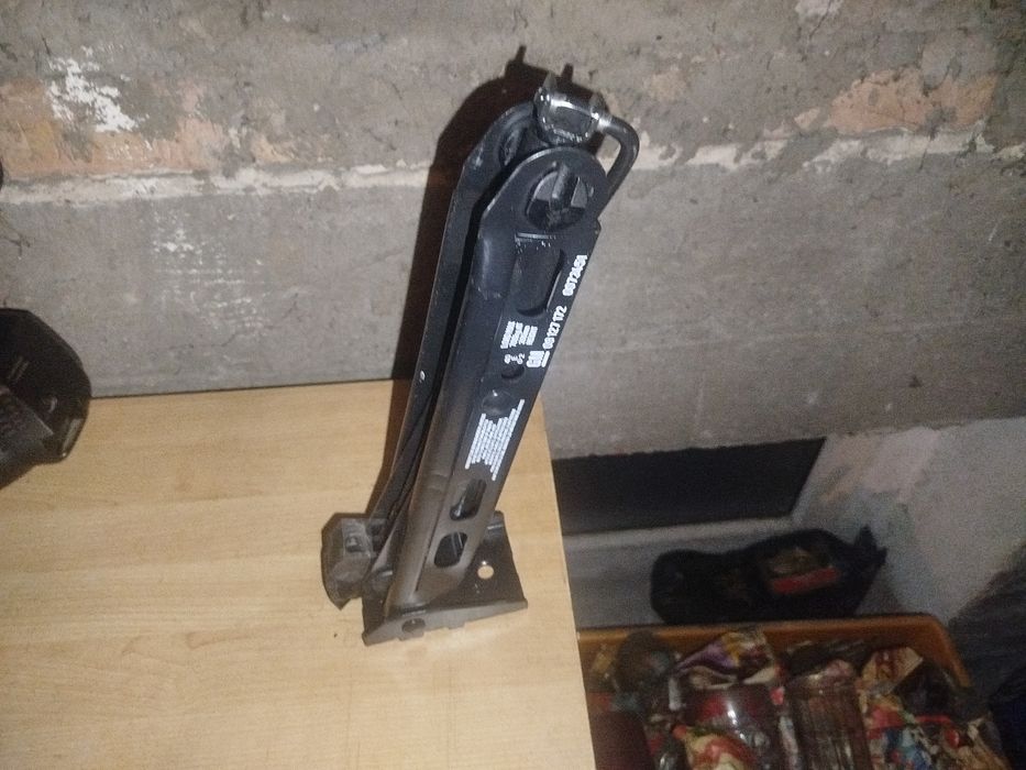 Podnośnik samochodowy opel