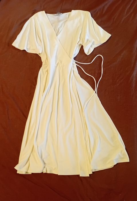 Молочна сукня міді