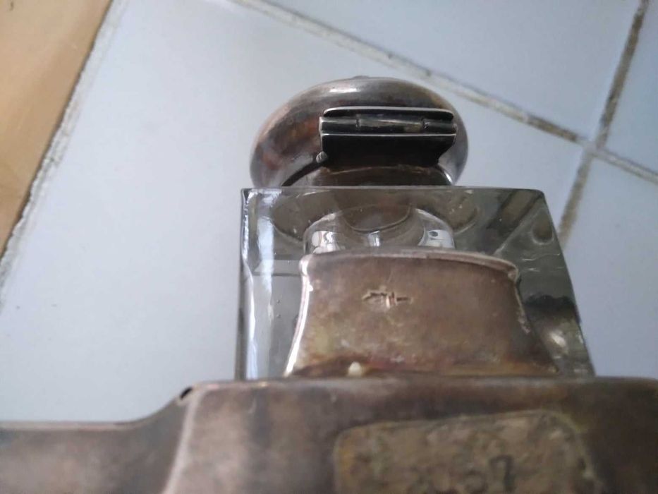 Tinteiros de prata e cristal.