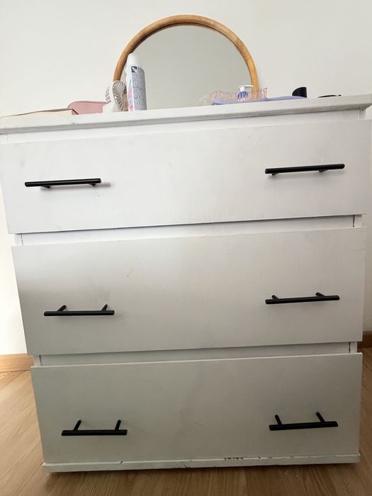 Vendo conjunto de duas cómodas iguais com 3 gavetas cada.