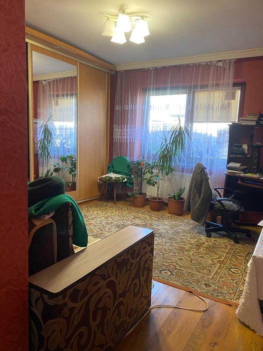 Продається просторий будинок у центрі смт. Кольчино