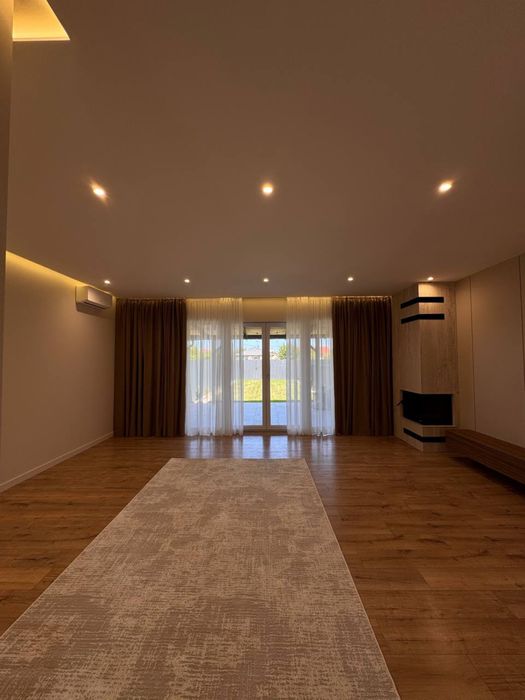 Оренда таунхаусу з своїм двором.