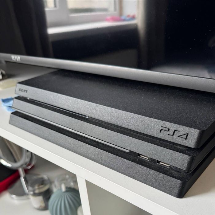 PlayStation 4 Pro 1TB + 2 pady + subskrypcja (PS4 Pro / PS5 / Xbox)
