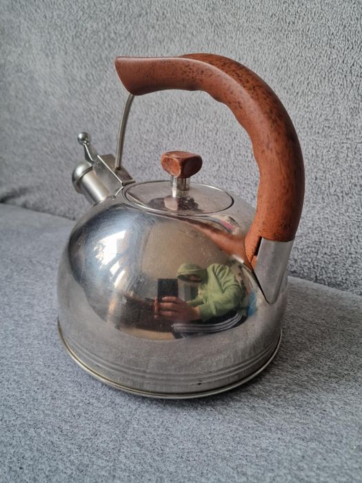 Czajnik ze stali nierdzewnej Maestro MR-1307 z uchwytem w kolorze brąz