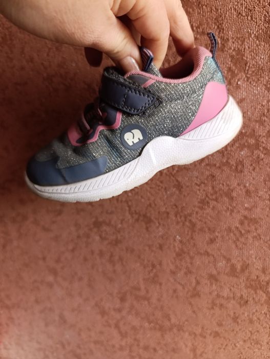 Дитячі кросівки.