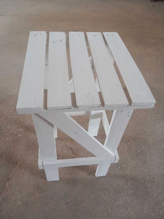 Mesa pequena para várias coisas  0,50cm por 0,43cm 0,80cm altura