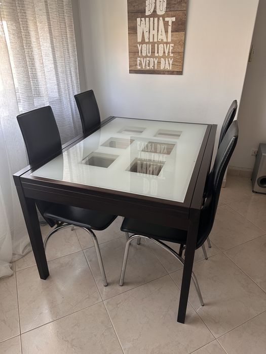 Mesa Extensível + 4 Cadeiras (Negociável)