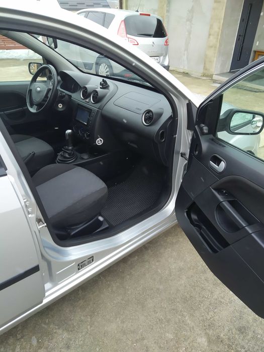 форд фієста 1.4 бензин у хорошому стані.