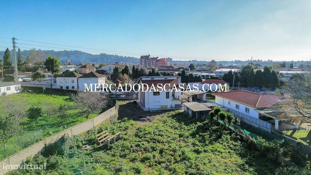 Moradia Bi-familiar com grande terreno, Lamas