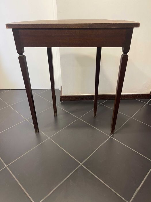 Mesa de apoio pequena vintage em ótimo estado