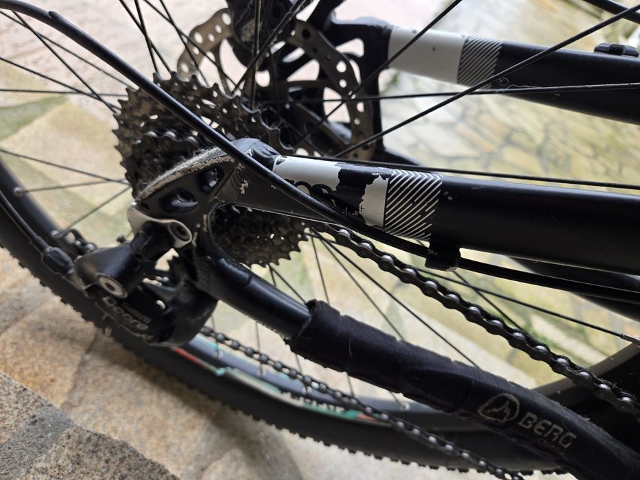 Bicicleta de montanha com suspensões frente e trás muito confortável