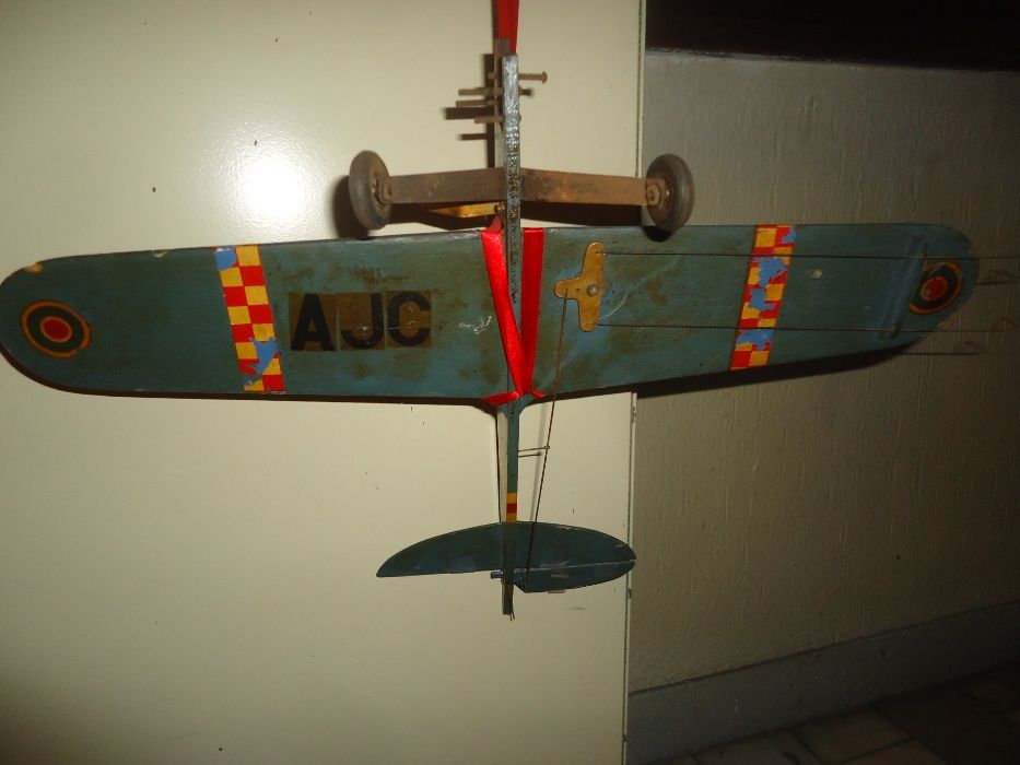 Avião Antigo em Madeira a óleo