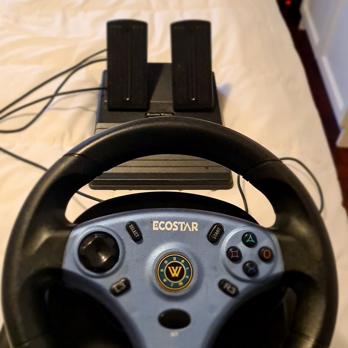 Volante e pedais,  para  P C   e  Playstation - praticamente novo.