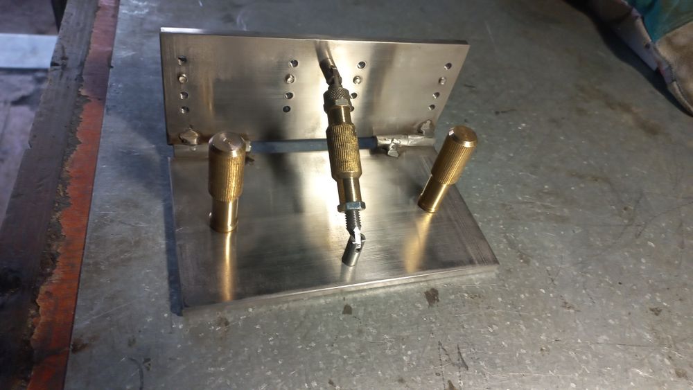 Пристрій для виготовлення спусків для ножів.