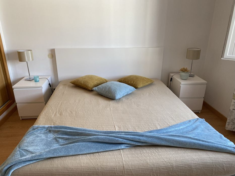 Quarto completo - cama, estrado, colchão, mesas de cabeceira