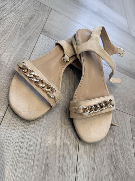 Sandały beżowe ze złotym obcasem i łańcuchem Butik 40