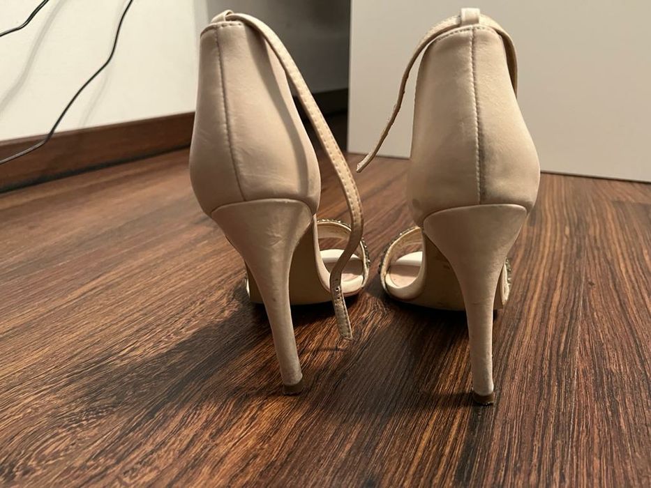 Beżowe szpilki River Island