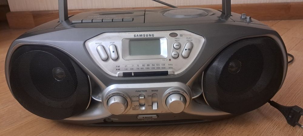 Музичний центр SAMSUNG RCD-VS50
Музичний центр є СD програвач, для кас