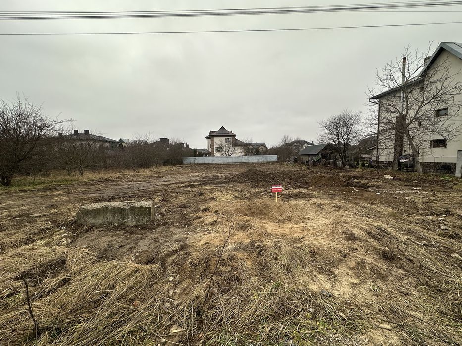 Продається 10 сот у Крихівцях,широка,всі міські комунікаціі.