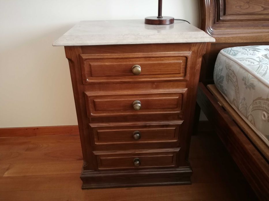 Mobília de quarto de casal, completa, em castanho e mármore