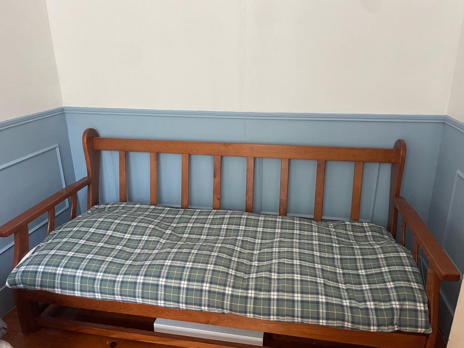 Sofá-Cama Extensível em Madeira Maciça – Prático e Resistente