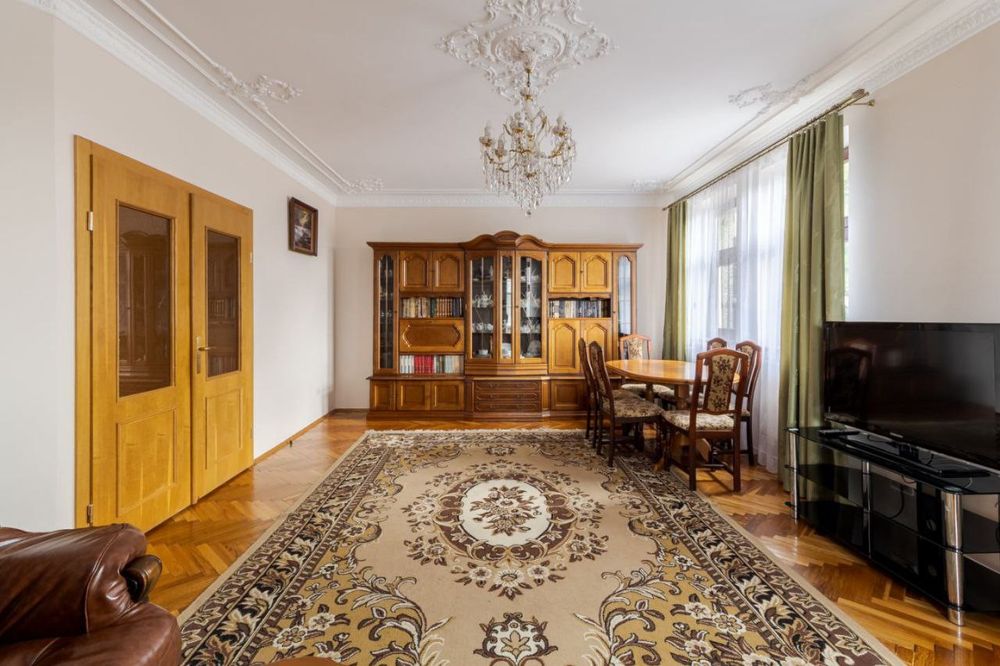 Продаж 5 кімнатної квартири вул. Свєнціцького