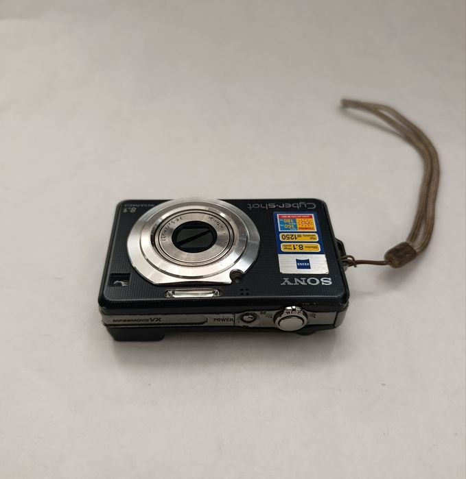 Фотоапарат SONY Model No. DSC-W100 в робочому стані