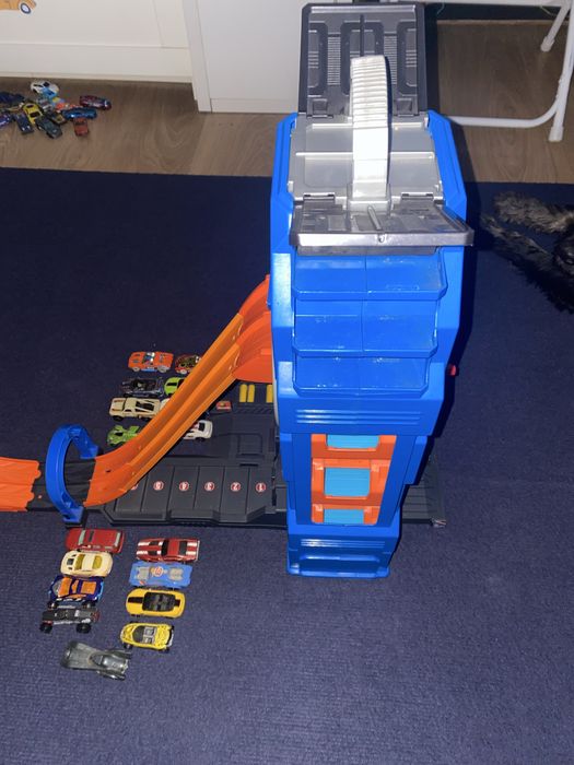 Garagem Hot Wheels com 17 carros
