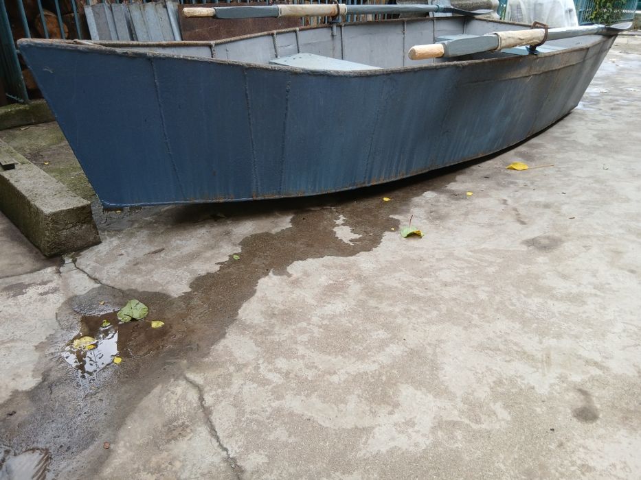 Металеву лодку. ц-8000гр.