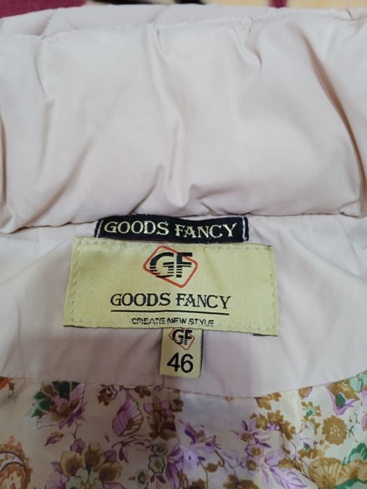 Куртка женская на сентепоне 46 размера с капюшоном.