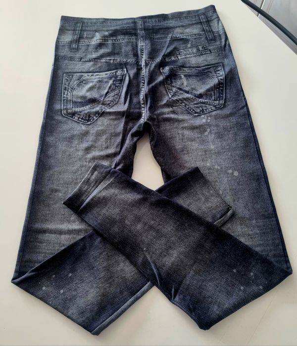 Calças/leggings, estilo ganga azul ou preta, com rasgos. M/L